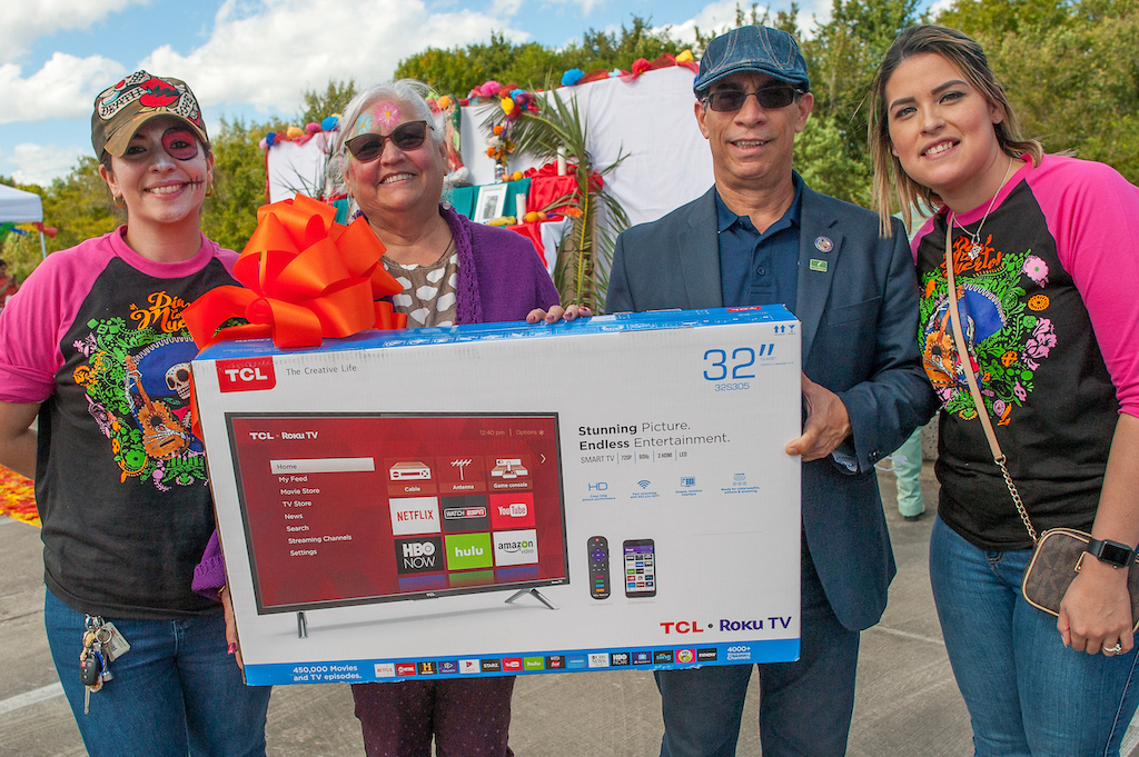 Winner of the Smart TV drawing, Eva Arellano Vazquez