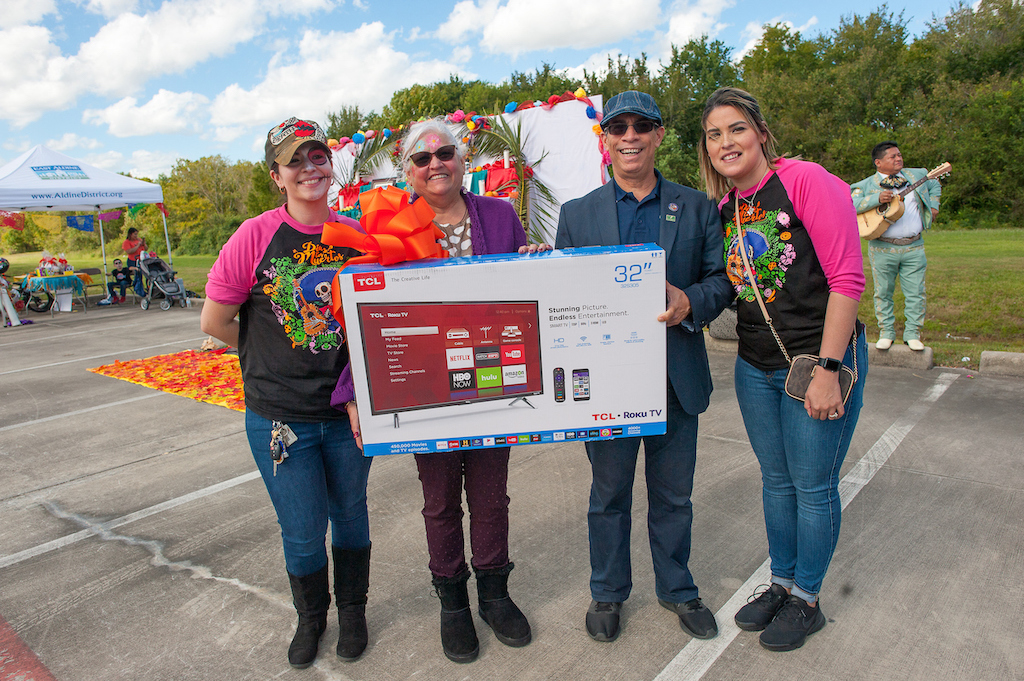 Winner of the Smart TV drawing, Eva Arellano Vazquez