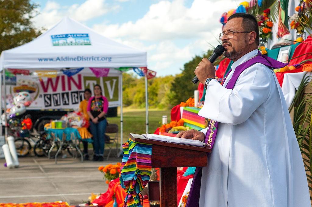 Padre Xavier Aponte blesses the altar.