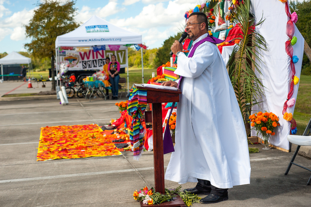 Padre Xavier Aponte blesses the altar.
