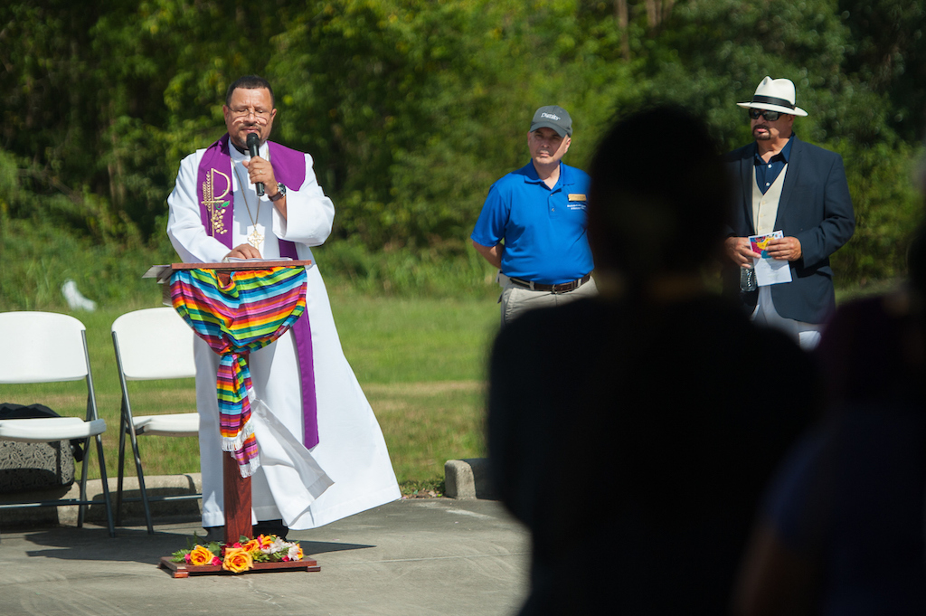 Padre Xavier Aponte blesses the altar.