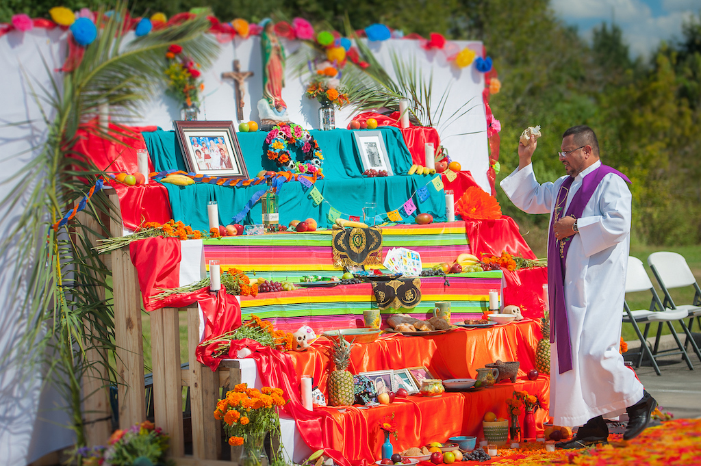 Padre Xavier Aponte blesses the altar.