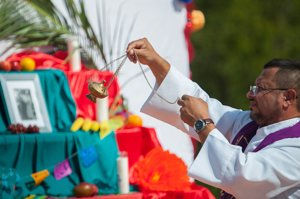Padre Xavier Aponte blesses the altar.