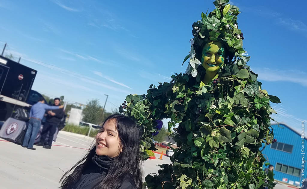 eamd-2019-muertos-fall-fest-grapes-stilts-2-101